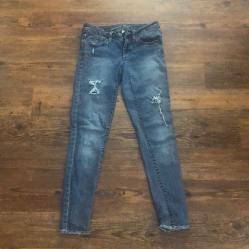 Universal Thread l Medium Wash Distressed Skinny Jeans